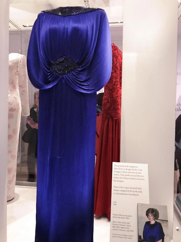 戴安娜身高178釐米，35年前訪問日本一枝獨秀，寶藍色禮服最出彩