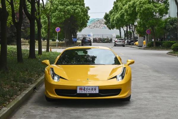 兩百萬買什麼?鎮店用的法拉利458,10年1萬公里,爆香! 兩百萬買什麼?鎮店用的法拉利458,10年1萬公里,爆香!