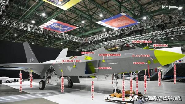 迪拜航展,出現了三款四代機,我們只派了兩架L15Aw 迪拜航展,出現了三款四代機,我們只派了兩架L15Aw