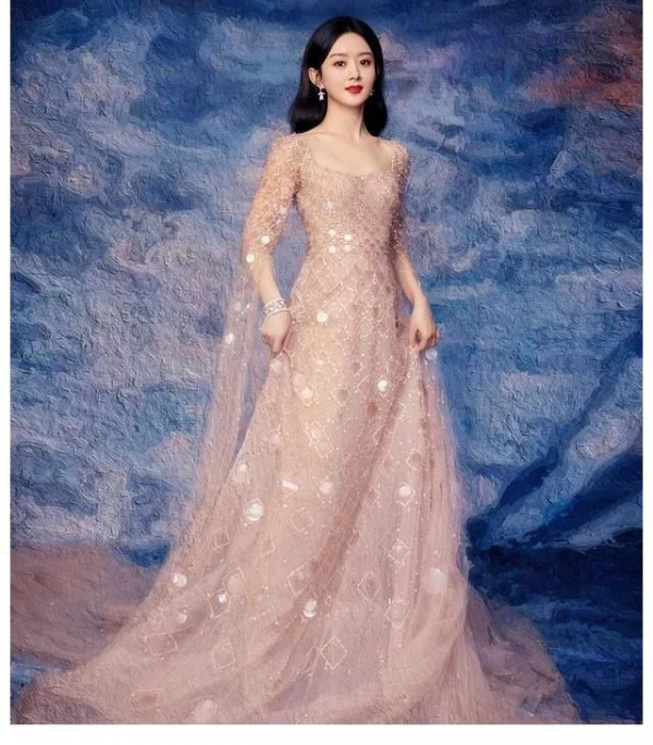 趙麗穎亮相大灣區中秋晚會，裸粉色長裙仙氣十足，妥妥的東方美人