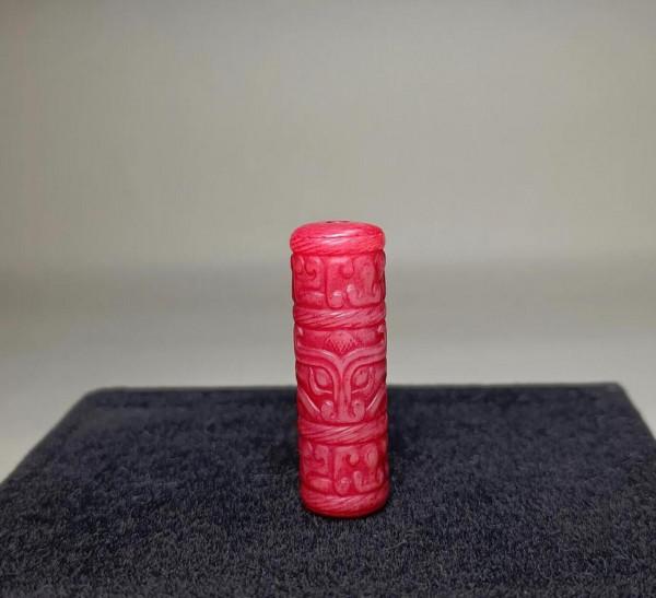 傳說中的硃砂沁,獸面紋玉勒子 傳說中的硃砂沁,獸面紋玉勒子