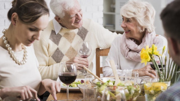 12口人聚餐，偏心母親端走孫女面前的紅燒肉，兒子：老婆，咱們走