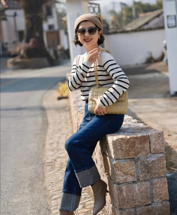 這才是中年女人最好看的春裝搭配！時尚減齡又顯瘦，舒服又接地氣