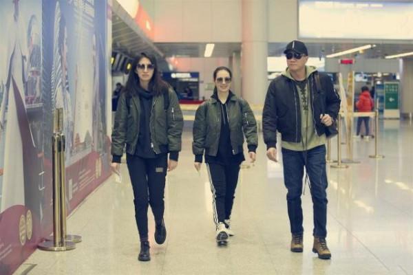 胡軍一家亮相，齊穿飛行員外套出街似走秀，20歲的女兒很有超模範