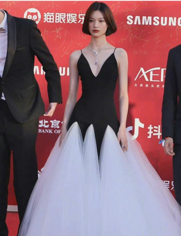 女明星紅毯造型千奇百怪，楊穎太俗，梅婷讓人笑出聲，佟麗婭驚豔