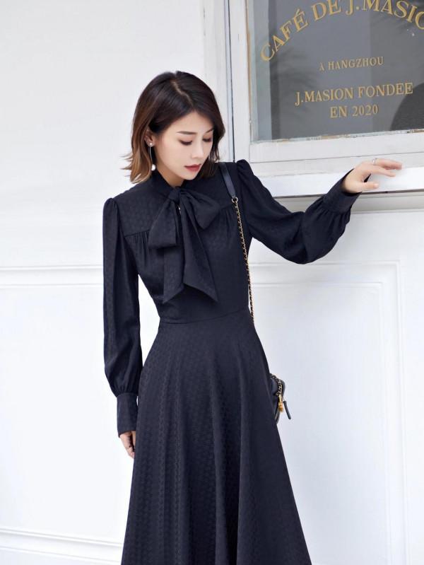 冬季穿搭沒頭緒？不妨試試這些純黑色連衣裙，時髦百搭不挑人
