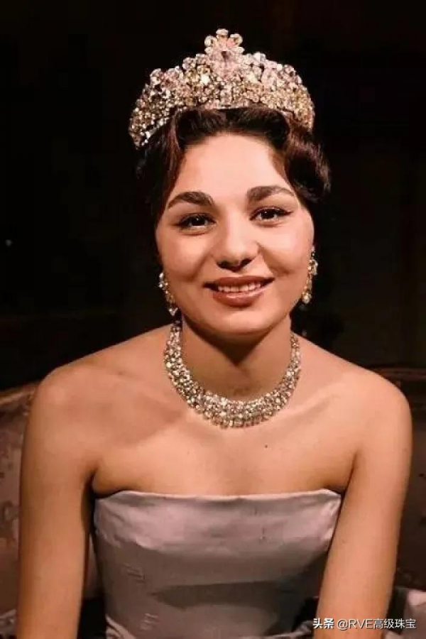 “伊朗玫瑰”法拉赫:靠變賣珠寶繼續富貴的末代王后 “伊朗玫瑰”法拉赫:靠變賣珠寶繼續富貴的末代王后