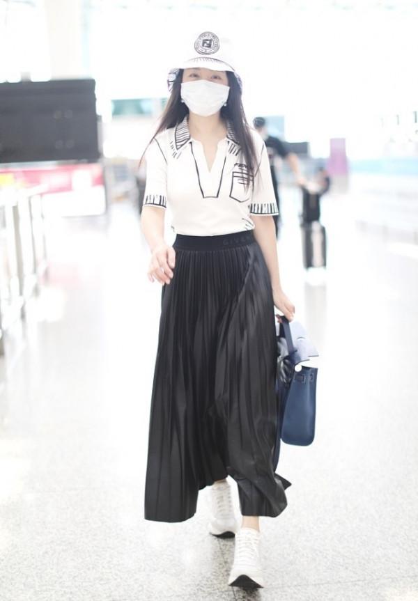 離了濾鏡的楊鈺瑩也很甜美，一襲泡泡袖長裙好顯嫩，生圖更精緻了