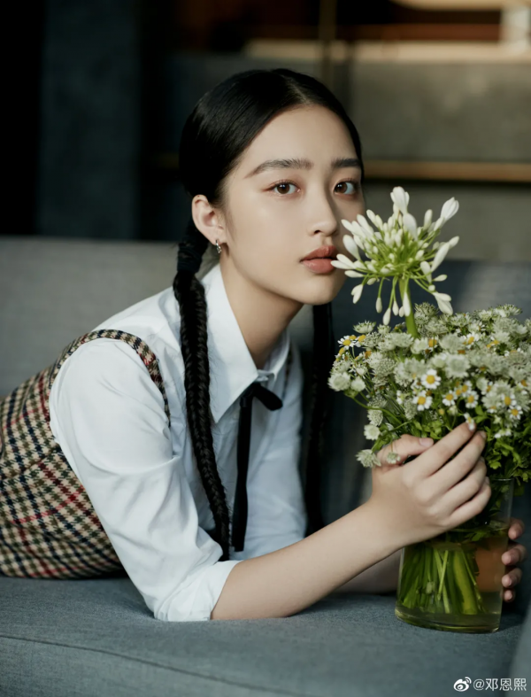 關曉彤、張子楓要有危機感了?這個00後小花預備役有點特別 關曉彤、張子楓要有危機感了?這個00後小花預備役有點特別