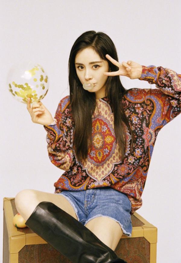 楊冪曬35歲慶生照,復古印花衛衣彰顯溫柔氣質,說是25歲都有人信 楊冪曬35歲慶生照,復古印花衛衣彰顯溫柔氣質,說是25歲都有人信