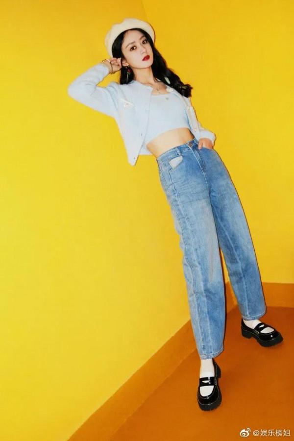 +7在塗口紅的時候趙麗穎一動不動的看著