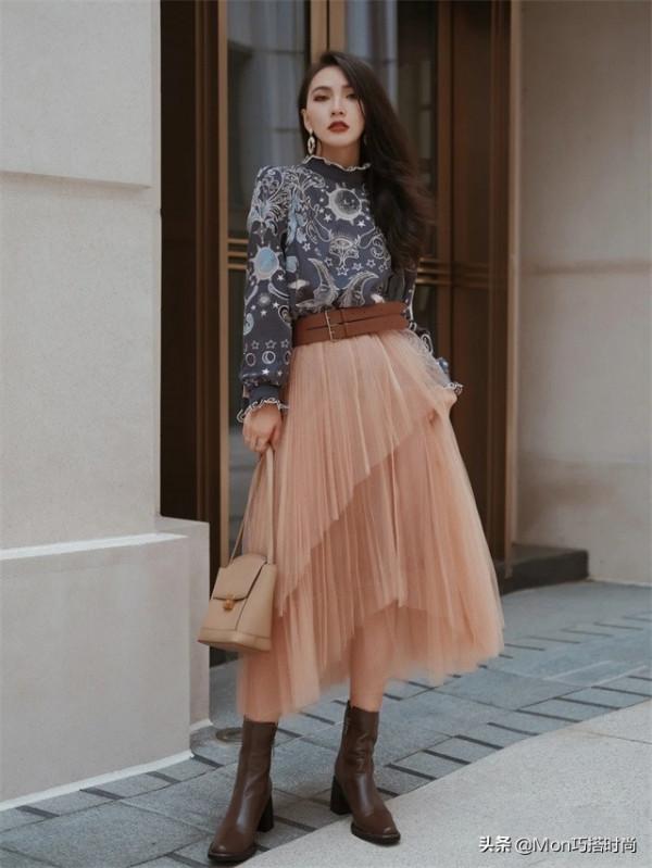 既要溫度也要風度，秋天就該這麼穿：“半身裙+裸靴”，洋氣顯瘦
