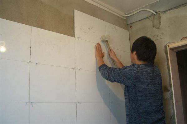 鋪瓷磚時，工人說用瓷磚膠比水泥砂漿好？別輕信，八成想坑你