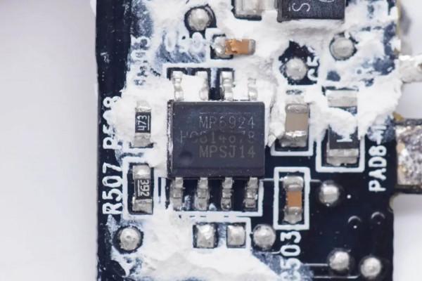 華碩最強遊戲本標配300W電源,內建4顆氮化鎵,內部結構揭曉 華碩最強遊戲本標配300W電源,內建4顆氮化鎵,內部結構揭曉