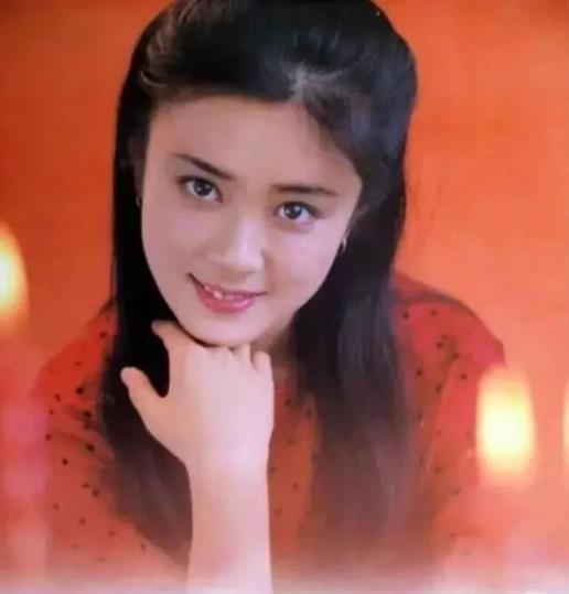 25歲火遍全國，28歲嫁老師，52歲跌落神壇，傅藝偉經歷了什麼？