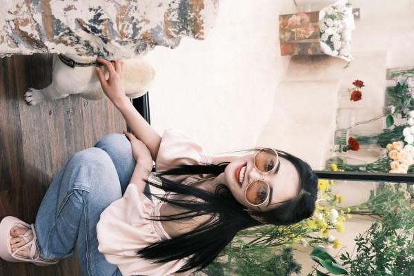 周潔瓊粉色露肩上衣秀精緻鎖骨 低頭甜笑眉眼彎彎超養眼