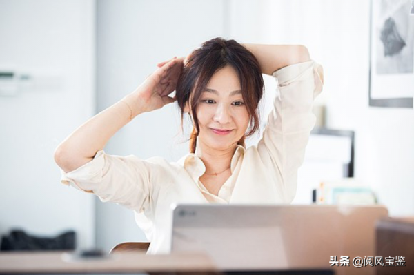 一張初戀臉，24歲急匆匆嫁給愛情，50歲的李美妍還在獨自喝酒嗎？