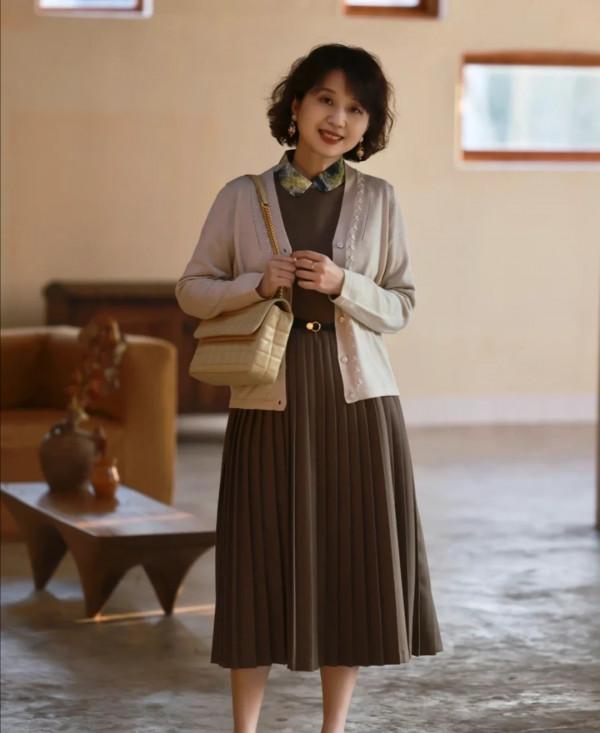 這才是中年女人最好看的春裝搭配！時尚減齡又顯瘦，舒服又接地氣