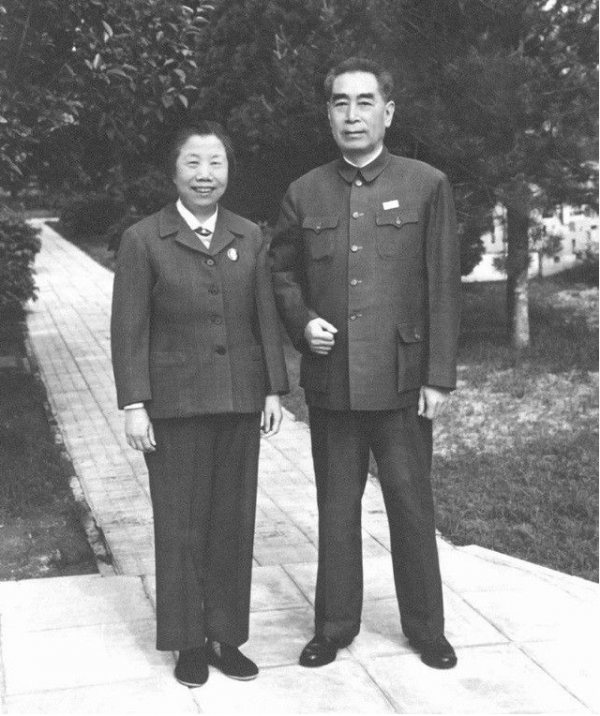 1992年周總理侄子周榮慶病逝，臨終對妻子說：該和你一起看看七媽