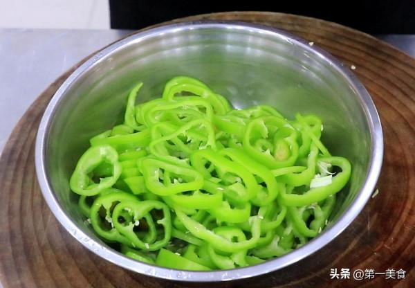 青椒別再炒著吃了，青椒拌麵簡單一煎，香辣酥脆，下酒下飯都很棒