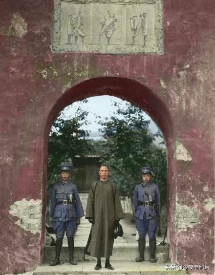 28張顛覆想象的老照片：落在德軍胸上的烏鴉，希特勒的純金城堡