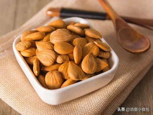 人到中老年，常吃這6種食物鈣鋅鐵豐富，腰好腿好精神好，真舒坦