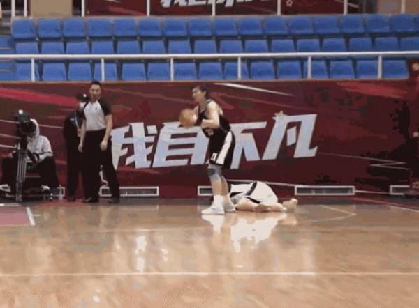 名記評谷宜瞳惡意犯規:這都是跟北京隊學的吧?違體了還一臉驚愕 名記評谷宜瞳惡意犯規:這都是跟北京隊學的吧?違體了還一臉驚愕