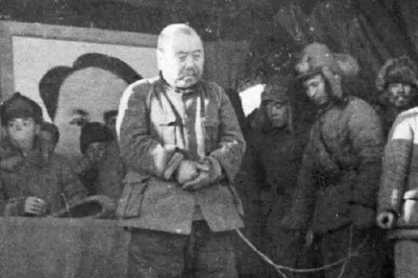 謝文東被活捉後，向譚友林跪地求饒：只要不殺，我幫你們餵豬都行