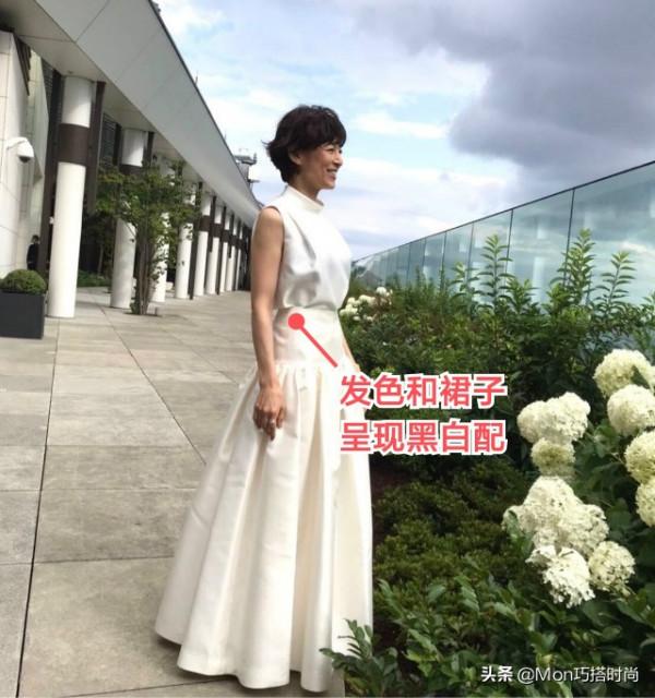 54歲的她，僅憑一身“黑白配”穿搭，就贏得了高階氣質，那你呢？