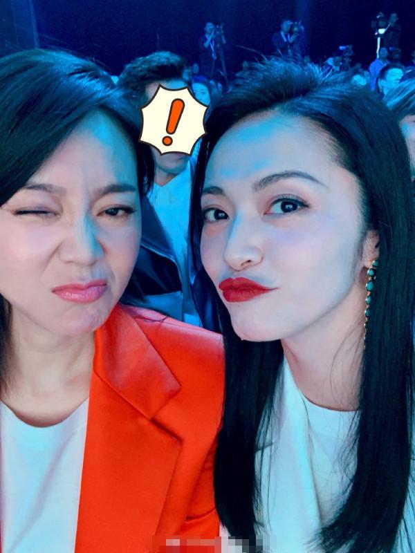 姚晨閆妮13年後同框，奔5中年女星太驚豔，同穿西裝瘦腿褲好搶鏡