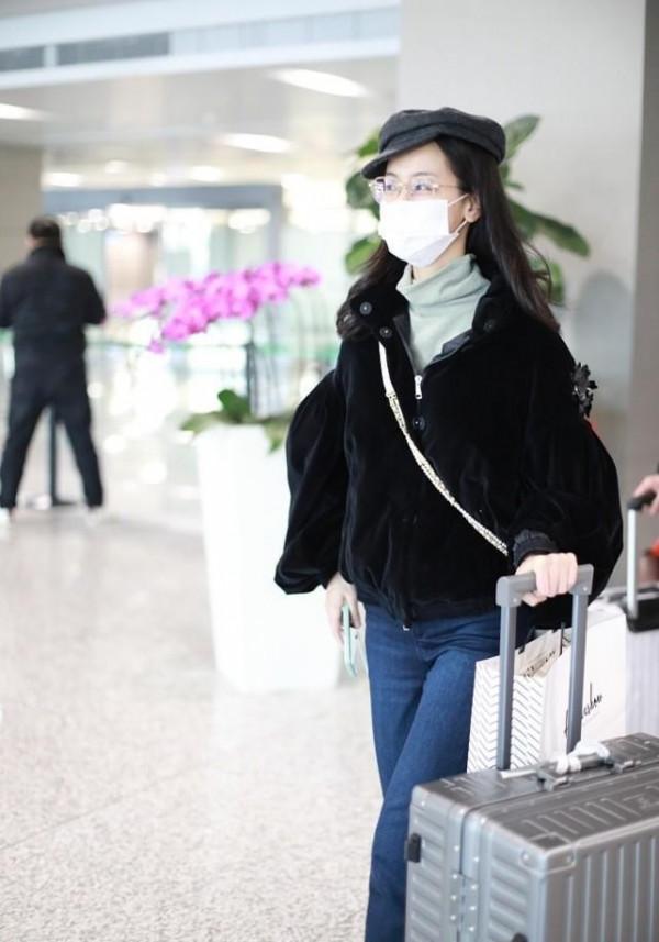 陳都靈的文藝感不是裝的,穿拼色馬甲配貝雷帽,“初戀臉”太迷人 陳都靈的文藝感不是裝的,穿拼色馬甲配貝雷帽,“初戀臉”太迷人