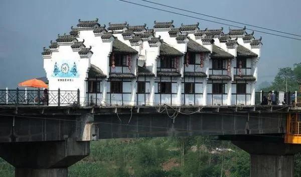 橋上修房子，稀奇不？