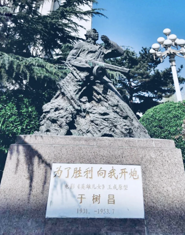 向我開炮，祖國萬歲！22歲志願軍步話員被包圍，指引火炮炸向自己