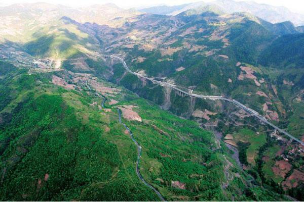 我國第一條國際高速路，20小時穿越3國，已成跨國自駕遊首選線路