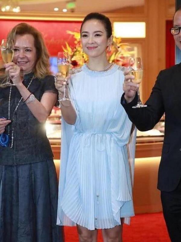 章子怡把斗篷裙穿出國際範，42歲的腿太真實