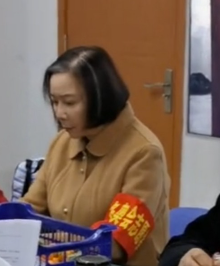 蔡明帶袖箍參加排練 英達關凌意外入鏡 網友：這陣容，十分期待了