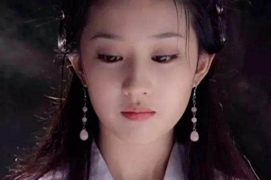 只可遠觀卻無關風月，神仙姐姐劉亦菲為何如此鍾情琥珀？