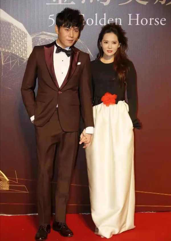 伊能靜終於不“裝嫩”,穿經典黑白配,難怪讓小10歲老公一臉寵溺 伊能靜終於不“裝嫩”,穿經典黑白配,難怪讓小10歲老公一臉寵溺