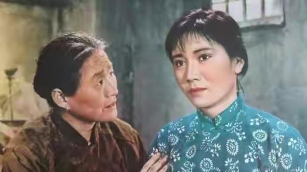 “小品女王”趙麗蓉：最後一次登春晚，三個兒子電視機前抱頭痛哭