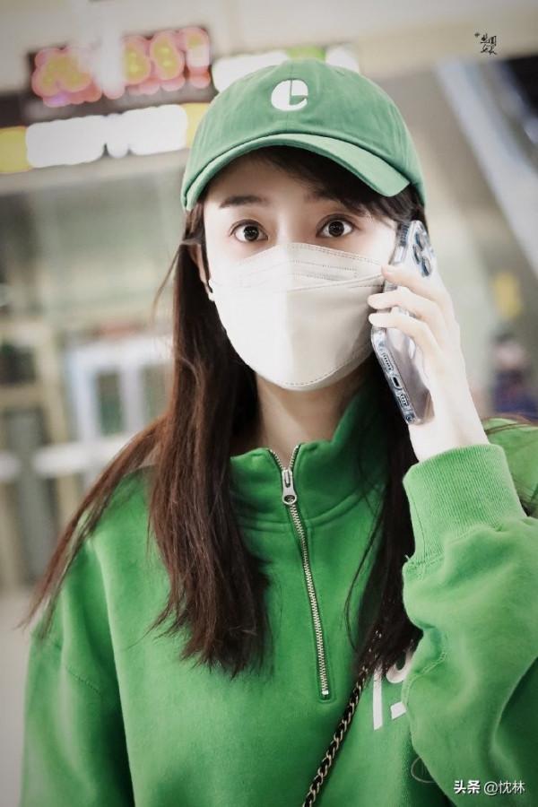 張小斐的氣質穿搭越來越好了，就算全身綠都很好看