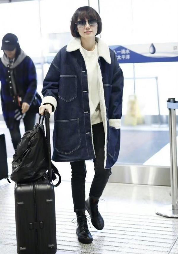 袁泉又穿出了70後女人想要的高階感,駝色大衣配半身裙,優雅自信 袁泉又穿出了70後女人想要的高階感,駝色大衣配半身裙,優雅自信