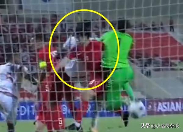 國足丟球前,蒿俊閔接連犯了3個錯誤,李鐵啊,你換下2人幹什麼? 國足丟球前,蒿俊閔接連犯了3個錯誤,李鐵啊,你換下2人幹什麼?