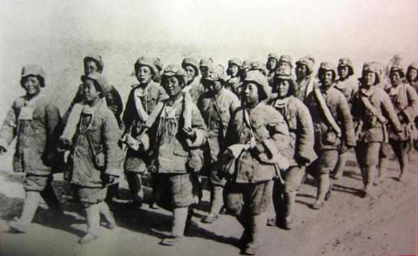 兒子陪媽來烈士陵園，竟發現墓碑上有媽的名字，隨即向政府打報告