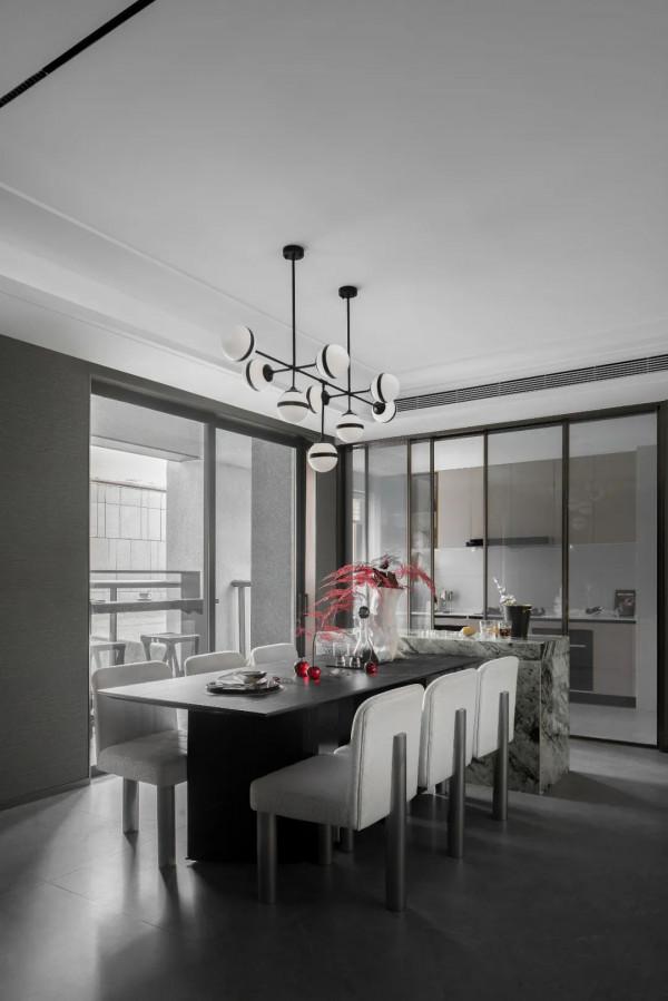 黑白主色調與紅色的和諧搭配,自由與儀式感兼得的設計 黑白主色調與紅色的和諧搭配,自由與儀式感兼得的設計