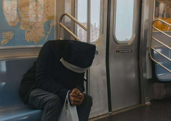 女兒遇難157天后,雨衣爸爸再登熱搜:下次你路過,人間已無我 女兒遇難157天后,雨衣爸爸再登熱搜:下次你路過,人間已無我