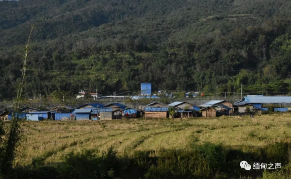 緬甸戰火不斷，上千人逃到緬中邊境線躲避，日子過得很苦