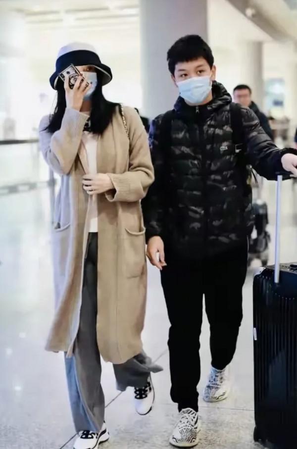 “晴格格”王豔和兒子走機場，打扮低調舒適，沒有豪門闊太的架子