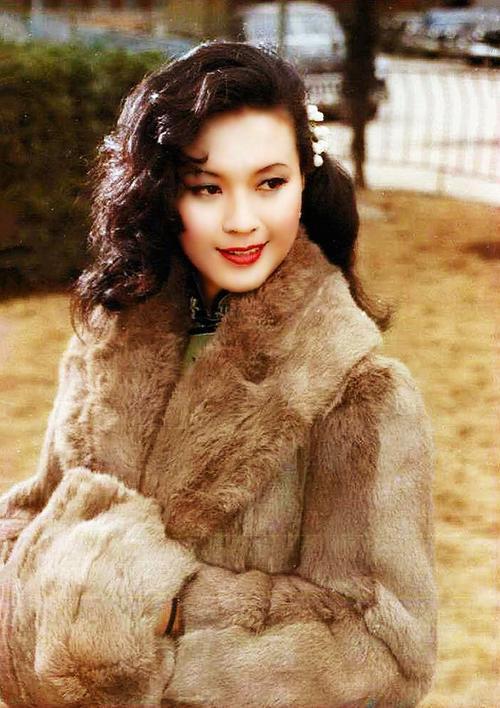 方舒：被屠洪剛拋棄後獨自撫養兩個女兒長大，生活有淚也有笑