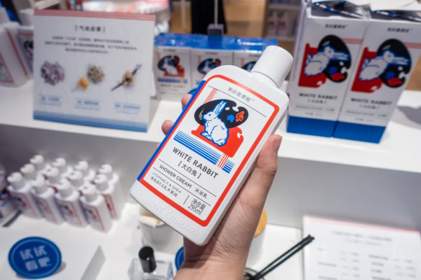 資本湧入嗅覺經濟,涼白開、大白兔,國產香水靠“情懷”取勝? 資本湧入嗅覺經濟,涼白開、大白兔,國產香水靠“情懷”取勝?