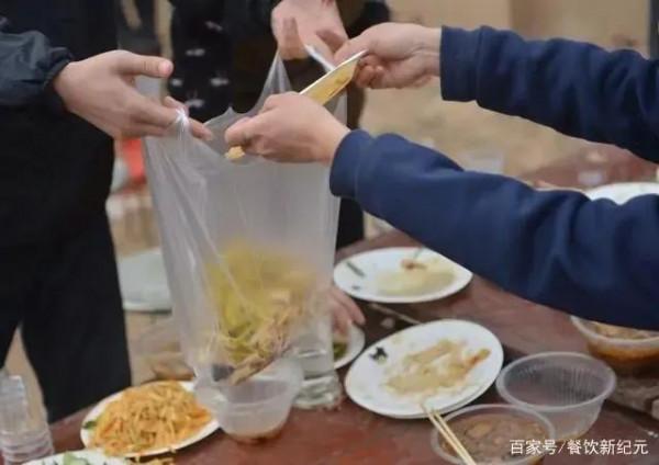 朋友結婚隨禮800，吃酒席時，當大媽掏出塑膠袋的那一刻，我慌了